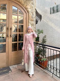 Feminine Hijab Outfit, Hijabi Fashion Summer, Outfit Outer, Street Hijab Fashion, Tutorial Hijab, Fashion Sketches Dresses, Everyday Fashion Outfits, Muslimah Fashion Outfits, Hijab Fashion Inspiration