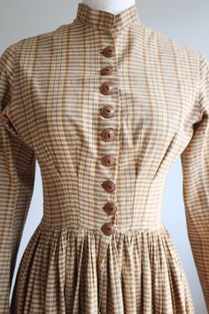 An antique dress from the 19th century. It is thought to date from around the 1890s. The fabric is like linen cotton, and although it is old it is still stable. The brown buttons are lined up, and three snaps have been added to the wide opening. The fabric is gathered finely at the waist, and the skirt is made of plenty of fabric, so it drapes beautifully. It has been hand washed for maintenance. This is a piece from the corset era. The width and waist are small. Approximately XS to S size. Meas 1860s Dresses Casual, Puffy Skirt, Ankle Length Dress, Antique Dress, Prairie Dress, Woman Silhouette, Historical Fashion, Dress Clothes For Women, Clothing Patterns