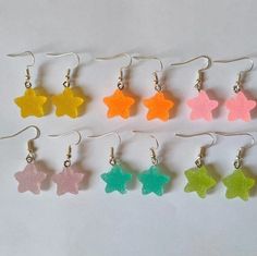 Resin sugar star earrings with hypoallergenic hook closure 🍬⭐. Measurements: 2.1 cm high x 1.8 cm wide.