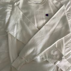 - Never Worn Women's White Champion Crewneck (Tags Cut Off But Size Small) - Bright, Brand New White Color - Champion Logo Stitched On Left Chest And Sleeve Champion Pullover, Beige Pullover, Champion Crewneck, Cut Sweatshirts, White Crew Neck, Champion Sweatshirt, Crop Sweatshirt, Grey Sweatshirt, Jumpers For Women