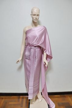 "Pink-purple Thai/ Khmer outfit or \"Chut thai\" for women. Occasions: Songkran festival, Loy krathong festival, bride made dress, Thai fair, Thai exibition, attended Thai wedding, temple ceremony, making merit etc. The set consists of 1.Finished wrap around skirt made from brocade faux silk fabric, the skirt can be adjust by hooks Waist: maximum up to 32 in. (81 cm) Hips: maximum up to 42 in. (107 cm) Length: approx. 35.5 in. (90 cm) 2.Satin plain color Thai shawl/ sabai Measurement: 18 in. x 1 Khmer Party Dress, Khmer Outfit, Loy Krathong Festival, Loy Krathong, Khmer Dress, Songkran Festival, Thai Wedding, Festival Bride, Sarong Skirt