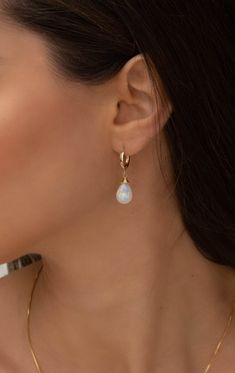 Les boucles d'oreilles Avery sont élaborées avec de la pierre de lune arc-en-ciel connue pour ses couleurs chatoyantes à la lumière, associée aux créoles gold filled 14k. Associez-les au collier Pierre de Lune Paris pour un ensemble parfait.

Des créoles gold filled 14k 2.3x15mm/13mm
Des pierres de lune arc-en-ciel
Hypoallergéniques, conviennent même aux peaux les plus sensibles
Chaque pièce est livrée dans une boîte en bambou et un sac en soie écologique fabriqué à partir de surplus de matériau Silk Jewelry, Gold Bond, Color Play, Moonstone Earrings, Moonstone Necklace, Opal Earrings, Single Earring, Sterling Silver Hoops, Moon Stone