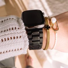 Discover the elegant Kyra Metal Strap for Women's Apple Watches. Secure clasp, easy adjustment, and luxurious design for Series 1-9 & SE. Watch Link Bracelet, Apple Watch Band Women, Apple Watch Bands Women, Apple Watch Fashion, St Pierre And Miquelon, Bracelet Apple Watch, Apple Watches, Black Apple, Apple Watch Accessories