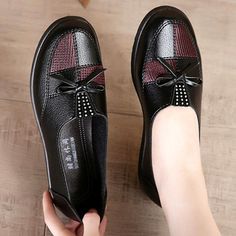 Casual Leather Flats, Casual Elegant Style, Leather Flats Women, Spring Flats, Women's Loafers, Casual Leather Shoes, Black Shoes Women, Leather Flat Shoes, Classic Casual