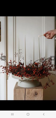 Advent Wreath Aesthetic, Winter Event Decor, Burgandy Christmas Decorations, Christmas Windowsill Decor, Christmas 2024 Trends, Christmas Dinner Table Centerpieces, Nordic Xmas, Scandinavian Christmas Decorations, Scandi Christmas