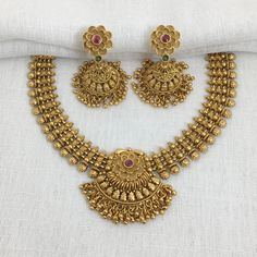 India Gold Necklace, a masterpiece of Temple Jewelry. This South Indian Jewelry Set boasts intricate designs and is plated with lustrous gold. The Choker Necklace is a blend of tradition and elegance, perfect for special occasions. Its intricate craftsmanship reflects the rich heritage of Temple Jewelry. Elevate your style with this Gold Plated Necklace, ideal for adding a touch of sophistication to any ensemble. Embrace the charm of this timeless Temple Necklace, a true work of art. *𝐏𝐑𝐎𝐃𝐔 Bridal Sets Indian Wedding Jewelry Gold, South Indian Gold Necklace Designs, Gold Sets Jewelry Indian Design, Choker Necklace Designs Gold Indian, Gold Necklace Set Bridal, Jadtar Set, Gold Necklace Set Indian, Necklace Set Indian Bridal Jewelry, Indian Gold Necklace Designs