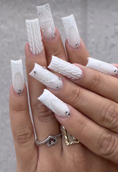 Nails Acrylic Christmas Coffin, Long Square Christmas Acrylic Nails, Winter Nail Designs Long, White Nails Ideas Winter, Bling Nails Christmas, Long Acrylic Christmas Nail Designs, Long White Christmas Nails, Nail Inspiration December, White Nails With Designs Winter