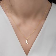 14K Gold Moon Necklace, 925 Silver Crescent Necklace, Crescent Moon Charm, Moon Phase Pendant, Half Moon Necklace ⬇️ Click for other chain models: ⬇️ https://www.etsy.com/listing/1699020677/chain-necklace-925-sterling-silver-chain?click_key=90aca993e7f19c24d0ee2642cd1c7d0d1b4eb76f%3A1699020677&click_sum=b6dc47ca&ref=shop_home_active_20&pro=1&sts=1 Handmade Half Moon Necklace Material: 925 Sterling Silver or 14K Gold Chain Length: 17 inches - (45cm) / 19 inches - (50cm) / 21 inches - (55cm) Chain Style: Cable Colour: Rose - Silver - Gold Pendant Size: 0,79cm X 1,13cm Minimalist Crescent Moon Charm We Are a Jewelry Manufacturer, We Do Wholesale Click the link below for similars: https://www.etsy.com/shop/Dzgsilver?ref=seller-platform-mcnav&section_id=38626543 Custom Necklace Bracelet Earring Half Moon Necklace Gold, Minimalist Gold Pendant, Minimalist Yellow Gold Moon Necklace, Sterling Silver Moon Necklace With Clavicle Chain, Gold Crescent Necklace In Sterling Silver, Yellow Gold Moon Necklace With Delicate Chain, Half Moon Necklace, Gold Moon Necklace, Pretty Jewelry Necklaces