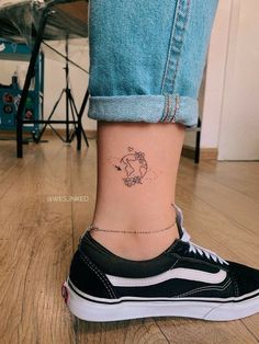 Unique & Cute Travel Tattoo Ideas For Women A Small Tattoo, Globe Tattoos, Tato Minimal, Small Hand Tattoos, Discreet Tattoos, Tattoo Feminina, Dainty Tattoos, Subtle Tattoos, Friend Tattoos