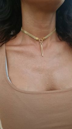 ▪Meet this stunning necklace: a delicate choker adorned with a long oval pendant.   The choker is crafted from gold-plated brass with a 2-micron coating, and it comes with a one-year   Warranty on the coating. You also have the option to choose the chain in 925 sterling silver. This choker   It is brimming with style and sophistication, making it perfect for any occasion--whether it's a party, a   Business meeting, or a night out with friends. The perfect addition to any outfit!  The Choker is a O Ring Choker, Delicate Choker, Choker Necklace Gold, Day Collar, Silver Choker, Gold Choker Necklace, Gold Choker, Business Meeting, Oval Pendant