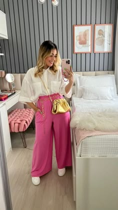 Pink Pant Work Outfit, Pink Trousers Outfit Casual, Pantalon Rosa Outfit, Pink Wide Leg Pants Outfit, Pink Work Pants, Pink Sandals Outfit, Style With Blazer, Pink Trousers Outfit, Chic Mom Outfits