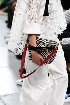 写真58/58｜サカイ(sacai) 2020年リゾート ウィメンズ コレクション - ファッションプレス Ageless Style, Sporty Look, White Fashion, Fashion Details, Lace Tops, Crochet Dress, Dress Details, Runway Fashion