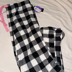 Nwt Never Worn Perfect Condition Plaid Pajam Pants, Pajama Pants Outfit Aesthetic, Aesthetic Pajamas Grunge, Fluffy Pj Pants, Pajama Pants Outfit, White Slip On Vans, Pajamas Aesthetic, Dr Wardrobe, Fit Board