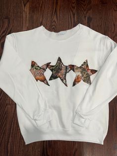 Handmade camo print star sweatshirt Perfect for any occasion  Will get you lots of compliments ;) Patchwork Sweatshirt Diy, Patch Sweatshirt Diy, Shirt Outfit Ideas, Star Sweatshirt, Patchwork Hoodie, Clothes Embroidery Diy, Patchwork Sweatshirt, Patchwork Clothes, Clothing Crafts