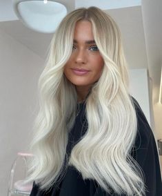 26 Blonde Hair Color Ideas 2025 – Fall, Icy, Platinum, and Balayage Trends Low Lights Hair Blond, 2025 Hair Trends, Fall Winter Balayage, All Over Blonde Hair Color, Blonde Hair Winter, Highlights Low Lights, Winter Balayage, Blonde Highlights With Lowlights, Curly Hair Brown