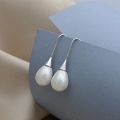 Beautiful Pair of Shell Pearl Hook Earrings  🐚 Shell Pearls are imitation pearls created using the shells of pearl producing mollusks. Shell Pearls are made from the inner lining of the shells, known as Mother-of-pearl (MOP). Length: 1.5"(~37mm) Diameter of pearl - 0.45"(12mm) Weight of 1 earring ~ 3g Pin thickness ~ 0.9-1mm MATERIALS *white shell pearls, grade AAA *white gold plated *Anti Tarnish ⭐️ Hypoallergenic ⭐️ Nickel & cadmium free ------------------------------------------- Thank you s Pearl Earrings Long, Large Pearl Earrings, Earrings Everyday, Fish Hook Earrings, Earrings Pearl, Earrings Long, Drop Earring, Everyday Earrings, Tear Drop