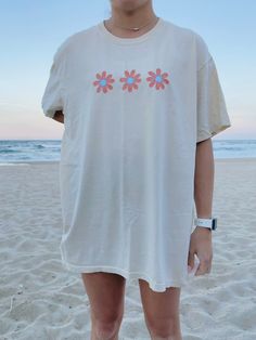 "Super pale yellow t-shirt with 3 peach & blue daisies. Adorable tee for summer! Color: Comfort Colors \"ivory\" ✰ MODEL INFO: ✰ Height: 5'4\" Size: normally wears a small, but is modeling a large for an oversized look. ★ MATERIAL: ★ 100% cotton" Summer T Shirts Aesthetic, Over Sized Tees Outfits, T-shirt Girl, Cute Over Sized T Shirts, Etsy Shirts Women, Oversized Tee Women, Summer Tee Shirt Designs, Aesthetic Shirts Summer, Aesthetic Summer Shirts