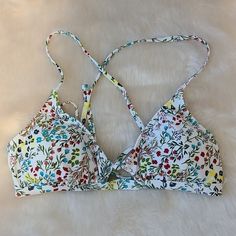 Adore Me Padded Floral Bikini Top Size Large Nwt #8 Spring White Swimwear With Built-in Bra, White Swimwear With Built-in Bra For Spring, White Triangle Top Swimwear With Floral Print, White Floral Triangle Top Swimwear, White Floral Print Triangle Top Swimwear, Beachy White Swimwear With Built-in Bra, Printed White Swimwear For Brunch, Aesthetic Swimsuit, Adore Me