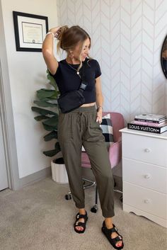 18 Casual Plane Traveling Outfit Ideas » Lady Decluttered Timeless Comfy Outfits, Office Leggings Outfit Summer, Comfy Spring Work Outfits, Joggers Summer Outfit Women, Italy Jeans Outfit, Size 6 Fashion For Women, Woven Joggers Outfit, Womens Black Joggers Outfit, Womens Summer Athleisure Outfits