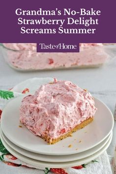 You only need a few ingredients to make this fun, retro strawberry delight dessert. Frozen Strawberry Desserts, Strawberry Recipes Easy, Fluff Desserts, Strawberry Delight, Strawberry Dessert Recipes, Baked Strawberries, Cold Desserts, Easy Summer Desserts