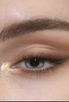 Hoco Makeup Ideas Natural Green Eyes, Soft Hoco Makeup, Sparkly Natural Makeup, Hoco Makeup Simple, Ethereal Prom Makeup, Simple Hoco Makeup Looks, Natural Siren Eye Makeup, Light Shimmer Eye Makeup, Soft Siren Eye Makeup