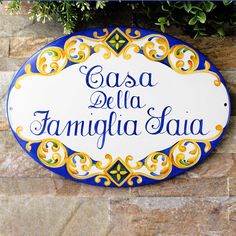 a sign that is on the side of a stone wall saying casa del la famiglia hau