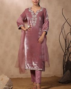 Salwar suit Velvet Kurta Designs, Velvet Suits Women Indian, Velvet Pakistani Dress, Kurti Dupatta, Velvet Suit Design, Velvet Kurta, Velvet Pant, Chanderi Dupatta, Velvet Dress Designs