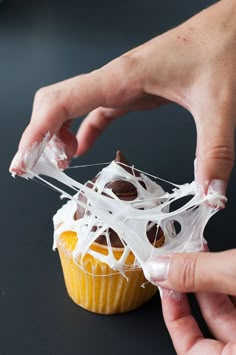 Halloween Food - Make Marshmallow Webs On Your Cupcakes and Cookies! Marshmallow Web, Muffins Halloween, Desserts Halloween, Halloween Torte, Halloween Food Cupcakes, Dessert Halloween, Postres Halloween, Recetas Halloween, Halloween Donuts