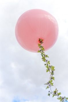 String a flower garland around a balloon string for a spring party Carnival Wedding Theme, Carnival Wedding, Spring Baby Shower, Big Balloons, Festa Party, Fairy Parties, Spring Party, Floral Garland, Spring Baby