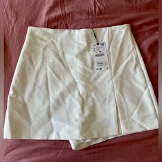 This Zara Skort (Skirt With Shorts) Is New With Tags And Comes In A Beautiful Shade Of White. It Is A Very Versatile Piece, As It Can Be Used In Hotter Weather Or Paired With A Sweater During The Upcoming Fall/Winter Months. It Is Marked A Size Large And Has A Zip Closure. Summer Workwear Short Skirt, Short Summer Skirt For Workwear, Short Summer Workwear Skirt, Summer Skirts With Built-in Shorts, Summer Workwear Mini Skirt With Short Inseam, Summer Workwear Skort With Short Leg, High Waist Skort For Summer Workwear, Elegant High-waist Skort With Built-in Shorts, Elegant Fitted Skort (shorts Skirt)