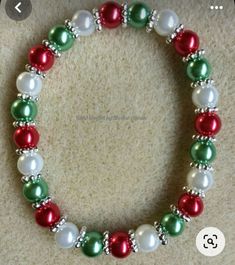 Holiday Themed Bracelets, Christmas Stretch Bracelets Ideas, Xmas Bracelets Diy, Homemade Christmas Jewelry, Christmas Diy Jewelry Ideas, Christmas Themed Bracelets, Christmas Diy Bracelet, Free Jewelry Patterns, Christmas Stretch Bracelets