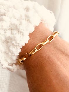 Chic, bold and beautiful!Perfect on its own or layered with other bracelets.Item Details:• This listing is for ONE(1) 14K gold-filled link bracelet.• All metal components are 14k gold filled.• Link Length 12mm, Width 6mm Fitted chain bracelet - no extender. Wrist Measurement:1. Wrap a sewing tape measure around your wrist. Measure that length with a ruler.2. Round up to the nearest half-inch, so that the bracelet has room to move around. For example, my wrist is 6.25". I round up half an inch to Luxury Oval Bracelet With Complimentary Chain, Luxury Minimalist Oval Link Chain Bracelet, Everyday Chunky Chain Link Bracelet, Everyday Chunky Oval Link Bracelets, Chunky Elegant Bracelet For Everyday, Everyday Gold Chunky Bracelets, Classic Chunky Everyday Jewelry, Modern Chunky Gold Bracelets, Classic Chunky Jewelry As A Gift