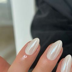 nails inspiration | inspiração de unha Gel Nails Ideas Chrome, Summer Wedding Nails Bridesmaid, Nude Chrome Nails Almond, Milky Chrome Nails, Hen Do Nails, Summer Nails Chrome, Vanilla Chrome Nails, Vanilla Nails, Chrome Nail Colors