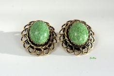 "Estate Brass Green Speckled Easter Egg glass oval Cabochons clip on earrings, unmarked. They measure approx. 1 1/8\" long, 7/8\" wide and 3/8\" thick. Those are a vintage items in good condition from Chicago's Estate Sale. Multiple Jewelry International Shipping Discount: 1-7 pieces of Single Jewelry = $15.99. We combine shipping, If you want to take advantage of the reduced shipping you must contact us before you pay for your items so we can send you a corrected invoice. Thank You for visiting Oval Metal Clip-on Jewelry, Vintage Green Cabochon Earrings, Retro Oval Cabochon Jewelry, Vintage Green Oval Cabochon Jewelry, Retro Handmade Oval Jewelry, Green Oval Clip-on Earrings, Oval Green Clip-on Earrings, Oval Cabochon Clip-on Earrings Gift, Oval Metal Clip-on Earrings