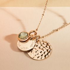 Craquez pour ce bijou personnalisé exclusif ! Notre collier double Disque martelé et Pierre de naissance personnalisé offre une combinaison parfaite de couleur et de texture !Veuillez noter qu'il peut y avoir de légères variations entre chaque Pierre Fine en raison de leurs originesTaille des charms : Grand Disque Martelé 2x2cm, Petit Disque Plat 1,5x1,5cmPierre de Naissance 1x1cm -  Dorée à l'or fin ou Argent 925Pour en savoir plus sur nos Pierres de Naissance consultez le Guide des pierresLes Disc Pendant Necklace, Rose Gold Jewellery, Interlocking Circle Necklace, Bijoux Art Nouveau, Hammered Necklace, Gold Disc Necklace, Personalised Jewellery, Daughter Jewelry, Mothers Necklace