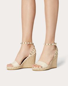 Valentino Garavani Double Rockstud wedge in elk-print calfskin leather. - Platinum-finish studs - Tonal calfskin ankle strap - Rope and rubber sole - Heel height 105 mm / 3.7 in. with 15 mm/0,6 in. platform - Made in Italy Luxury Beige Wedge Sandals For Summer, Luxury Wedge Sandals For Summer, Designer Wedge Sandals For Summer, Luxury Beige Wedge Heel Sandals, Beige Wedge Sandals With Branded Heel Counter, Luxury Beige Leather Wedge Sandals, Light Ivory, Italian Fashion Designers, Wedge Espadrille