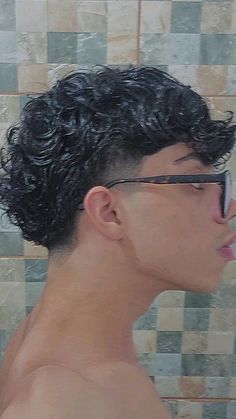 low taper fade Low Taper Fade Curly Hair, Low Fade Haircut Men's, Fade Curly Hair, Taper Fade Curly Hair, Low Taper Fade, Low Taper, Low Fade Haircut, Men Haircut Curly Hair