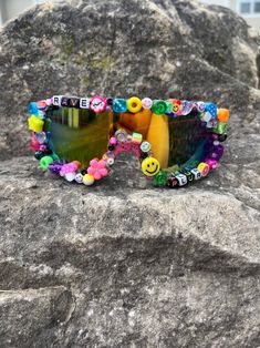 Handgefertigte Kandi-Sonnenbrillen / Perlen werden von Hand platziert, super geklebt und mit einem Glanzlack klar beschichtet. Ein einzigartiges Stück für Konzerte, Raves oder einfach als Gesprächsstarter. Kandi Glasses, Diy Rave Accessories, Rave Accessories Ideas, Kandi Sunglasses, Rave Trinkets, Rave Gifts, Sunglasses Beads, Rave Crafts, Rave Birthday