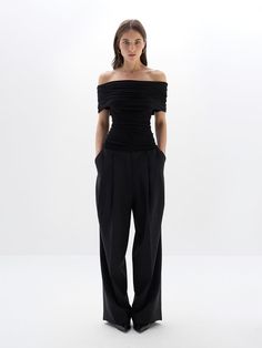 Black Top And Trousers Outfit, Black Jeans Going Out Outfit, Wedding Outfit Guest Pants, Black Off Shoulder Top Outfit, Black Trouser Outfit, Chic Night Out Outfit, Shoulder Tops Outfit, Body Tea, Off The Shoulder Top Outfit