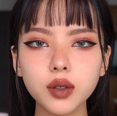 Bangs Above Eyebrows Korean, Bangs Over Eyebrows, Edgy Eyebrows, Brown Eyeshadow Eyeliner, Cool Eyeliner Looks, Light Freckles, Straight Eyeliner, Inner Corner Highlight, Korean Eyebrows