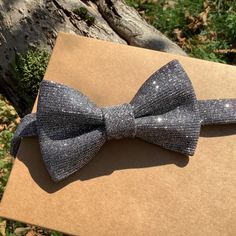 Silver glitter bow tie for special occasions. Very elegant and refined, handmade. Bow tie is pretied, super easy to wear, the neck size is adjustable. Shipped in a box. COLOR: Shimmery silver color: the silver is interwoven into black material, so it forms a silver shine. Plays nicely with the light. MATERIAL: Polyester POCKET SQUARE: you can buy the bow tie with or without the pocket square (choose in the drop down menu). Actual color may differ slightly! If you have any questions, feel free to Silver Bow Tie, Bow Tie Suit, Tie Fashion, Groom Accessories, Prom Date, Anniversary Photoshoot, Silver Tie, Glitter Bow, Tie Styles