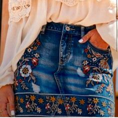 Jean Mini Skirt. Length 15”. Beautiful Floral Embroidery. Denim Skirt Outfits, Rock Outfit, Jeans Diy, Santa Clara, Embroidered Denim, Altar'd State, Country Outfits, Narnia, Mode Inspiration