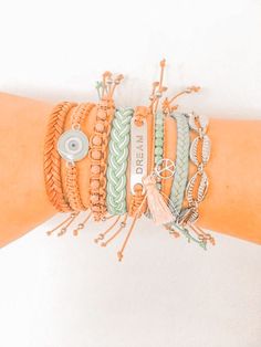 Peachy Vibes, Closets Ideas, Surfergirl Style, Beachy Aesthetic, Cute Friendship Bracelets, Preppy Bracelets, Peach Aesthetic, Preppy Jewelry, Tapeta Pro Iphone