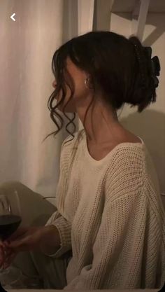 Comfy Hairstyle, College Hairstyles, Cold Girl, Lazy Hairstyles, Girl With Brown Hair, Clip Hairstyles, Bun Hairstyle, Bun Hairstyles For Long Hair