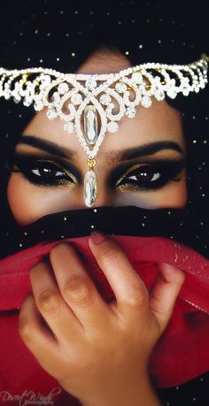 ༻❁༺ ❤️ ༻❁༺ #BeautifulWomenOfIndia #EyeMakeUp ༻❁༺ ❤️ ༻❁༺Pinterest: @Recklesx Dubai Fashionista, Christmas Outfit Casual, Christmas Outfits Women, Arab Beauty, Hidden Beauty