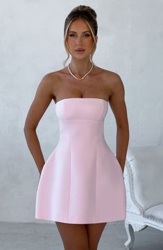 Simple and seriously chic, the Asha mini is this season's obsession. Perfect to wear for date nights, late nights and beyond, this strapless design is finished with seam details and a bubble shape skirt for extra volume.



Colour: Blush.

Premium non-stretch crepe.

Fully lined.

Strapless.

Hugs the figure.

Seam details.

Bubble shape skirt.

Invisible zip fastening.

Mini length.

Model is an XS and is wearing an XS.

 Size: XS, S, M, L, XL, XXL Graduation Short Dresses, Light Pink Homecoming Dresses, Pink Graduation Dress, Short Graduation Dress, Graduation Fits, Pink Dress Summer, Party Dress Pink, Hoco 2024, Short Dresses Party