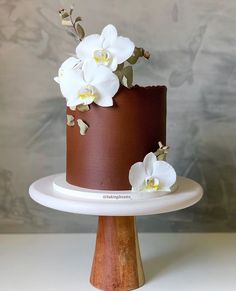 there is a chocolate cake with white flowers on it