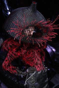 Lee Mcqueen, Alexander Mcqueen Savage Beauty, Crazy Fashion, Philip Treacy, Savage Beauty, Alexander Mcqueen Fashion, Mcqueen Fashion, Style Gothic, Weird Fashion