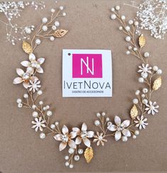 Guía flexible para novia en color gold con perlas y hojitas Bridal Hair Piece, Bridal Hair Pieces, Hair Piece, Bridal Hair, Tiara, Hair, Gold, Color