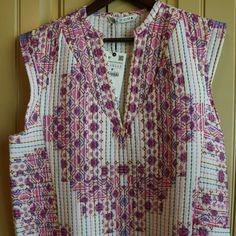 Zara Printed Quilted V-Neck New With Tag Size M. New Zara Bohemian V-neck Tops, Zara White, Printed Quilt, Zara Jackets, Pink White, Jackets & Coats, Zara, V Neck, Tags